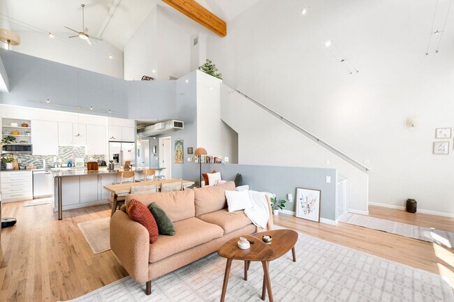 Building Photo - 2BD, 2BA Corner Unit Condo in Lowry