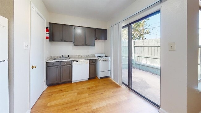 Building Photo - 725 Peppertree Dr