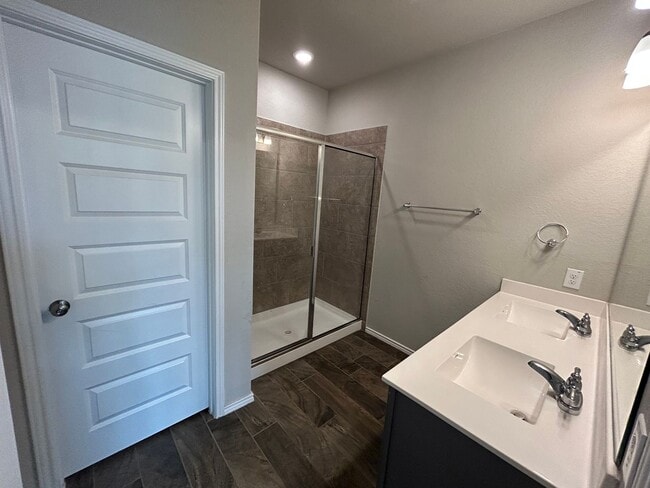 Building Photo - **APPLICATION RECEIVED** Beautiful Single-Story Home with Covered Patio & Fenced Yard!
