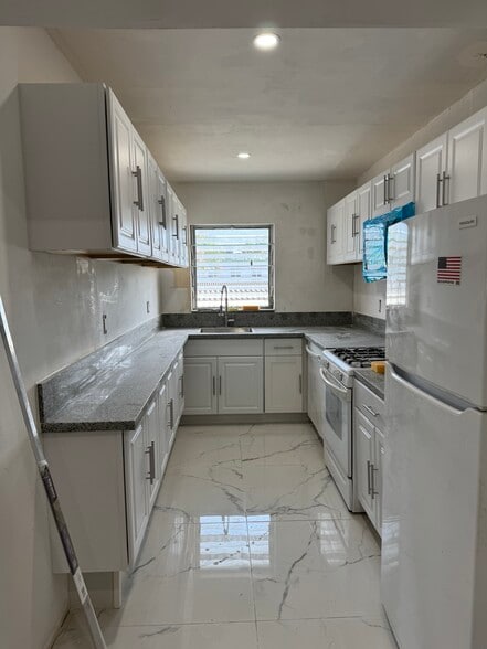 Building Photo - 2250 Bay Dr