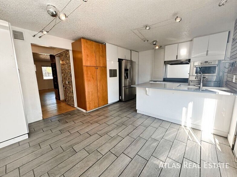 Building Photo - 218 W Rockrimmon Blvd