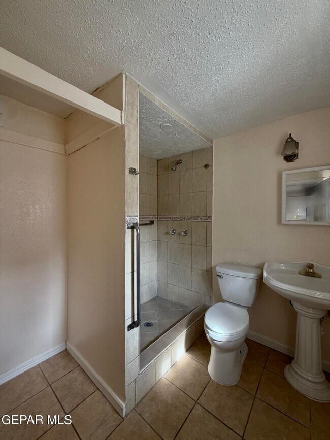Building Photo - 418 S Estrella St
