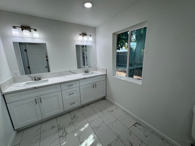 Building Photo - 4 bedroom in El Cajon