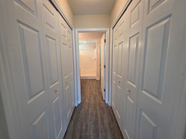 Building Photo - 3BR/2BA home with 2 car garage and privacy...