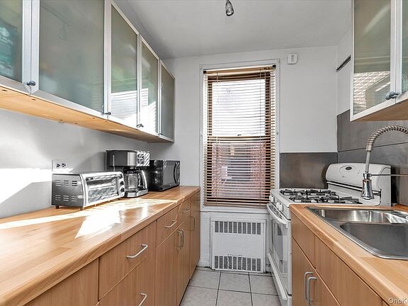 Building Photo - 83-40 Austin St