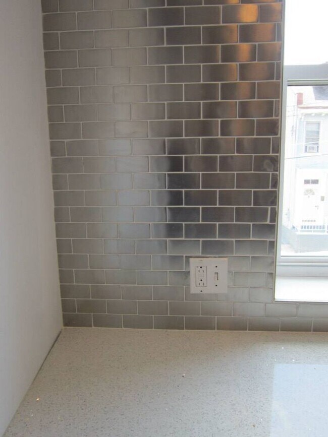 Building Photo - Beautiful 3 bed, 1 bath luxury apartment South Side Flats