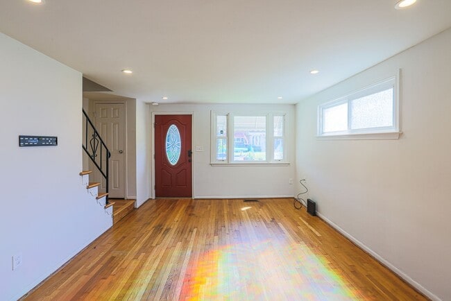 Building Photo - Labor Special Move in by September 15 Rece...