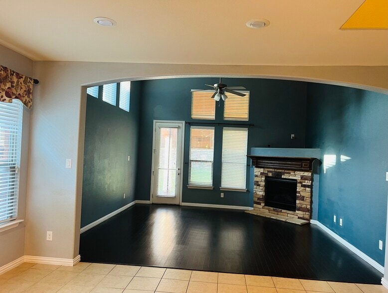 Living room - 1020 Chickasaw Dr