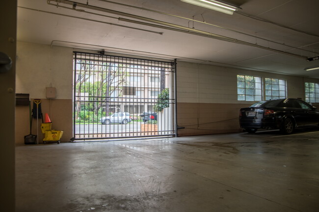 Building Photo - 117 S Doheny Dr