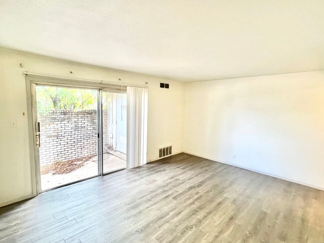Building Photo - Two-story 1/1.5 Apt in Northeast Austin - ...