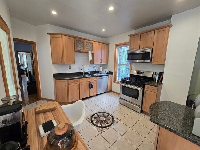 Building Photo - 28 Bardwell St