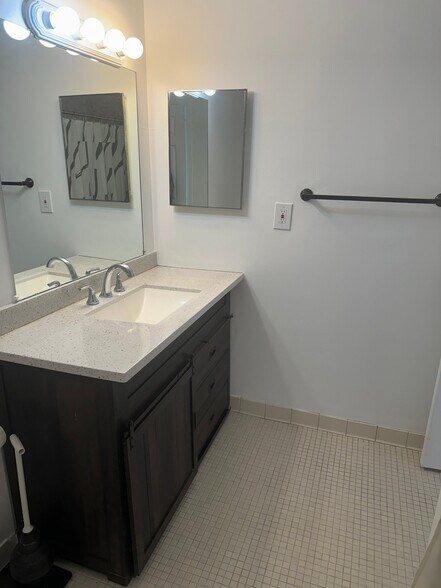 Building Photo - 809 Sunset Ln
