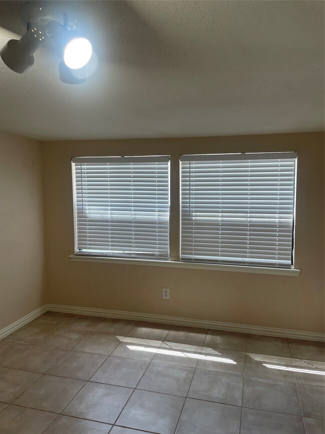 Building Photo - 17401 Red Oak Dr