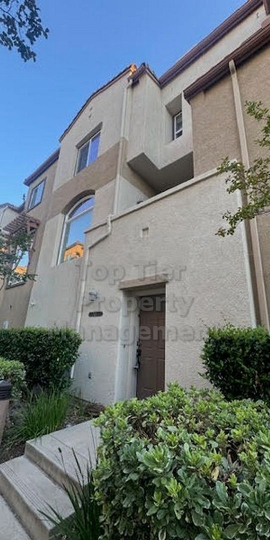 Building Photo - Available NOW***Charming 3-Level Townhome ...