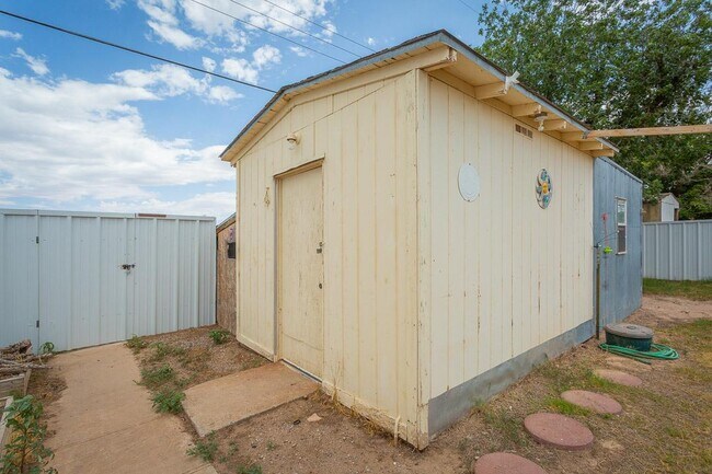 Building Photo - 313 Robins Dr