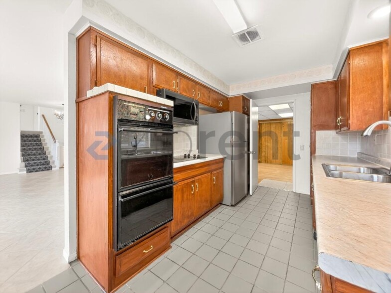 Building Photo - Unit