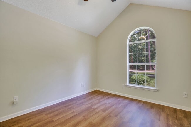 Building Photo - Spacious 3 Bedroom home
