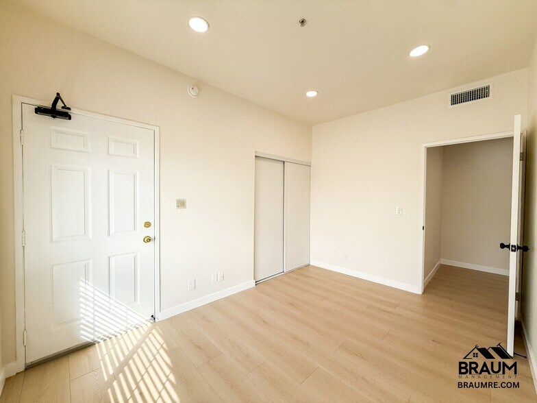 Building Photo - 11035 Moorpark St