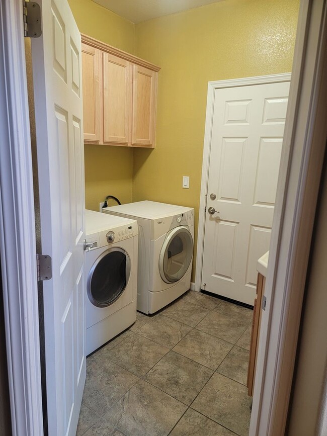 Building Photo - Gorgeous 4 bedroom 2.5 bath with large bon...