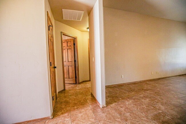 Building Photo - Beautiful 4 Bedroom/2 Bath Home