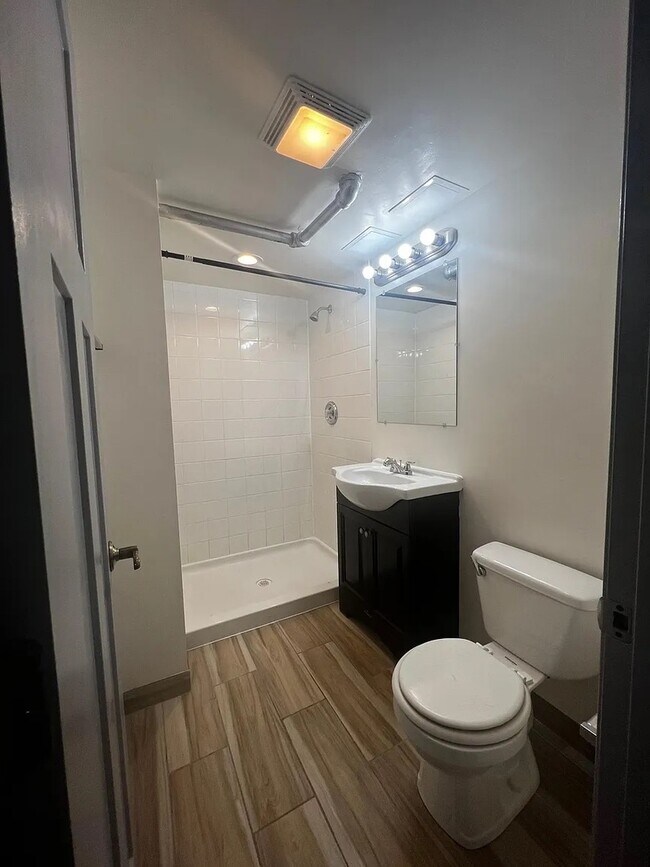 Building Photo - 4304 W Shakespeare Ave