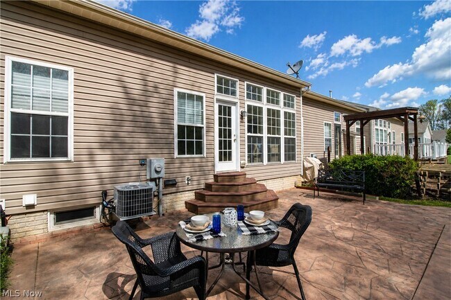 Building Photo - 4977 Lake View Dr