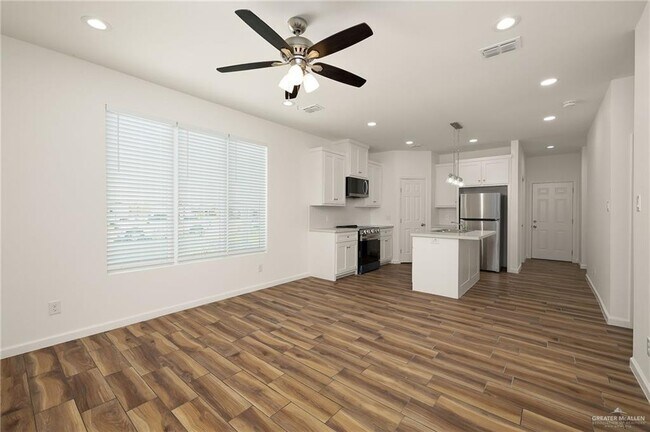 Building Photo - 21 E Viviana St