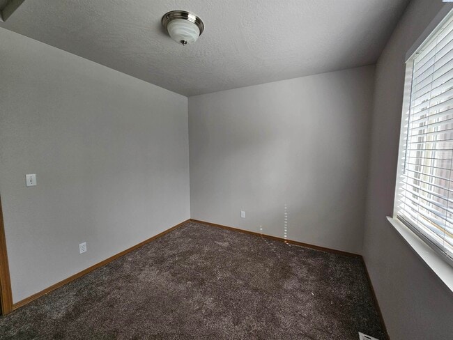 Building Photo - Fully Fenced Large Cul-De-Sac Lot