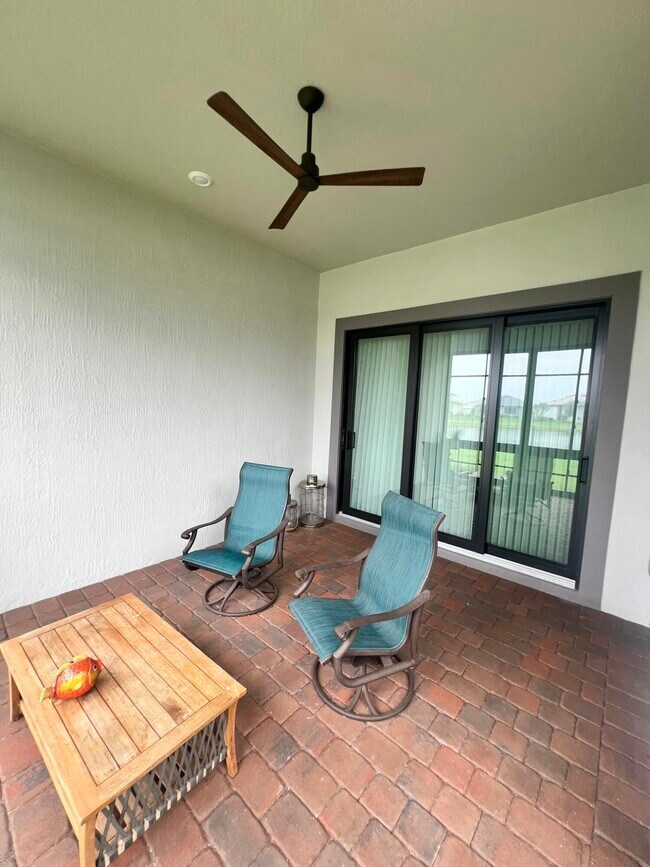 Building Photo - 655 S E Boboli Way