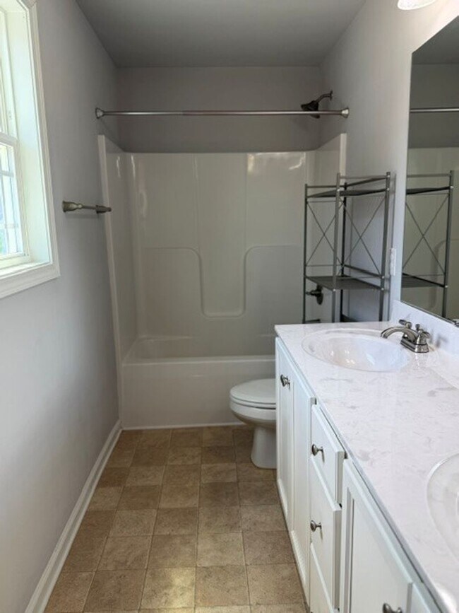 Building Photo - Cute 3 Bedroom Home Nestled in the back of the cul-de-sac