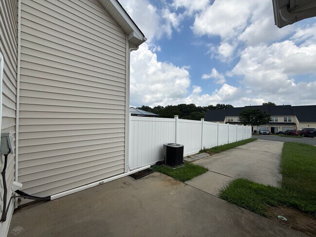 Building Photo - Oakstone