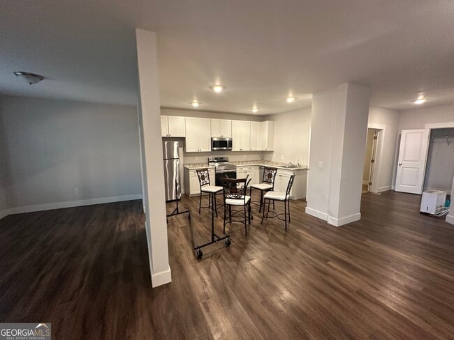 Building Photo - 370 Crestbrook Ln