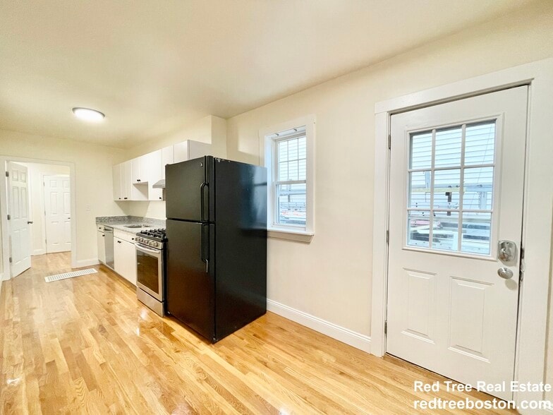 Building Photo - 523 E 3rd St