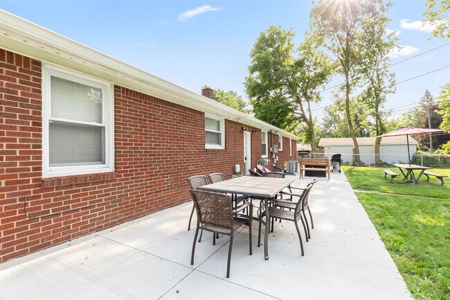 Building Photo - 8254 Mary Ann Ave