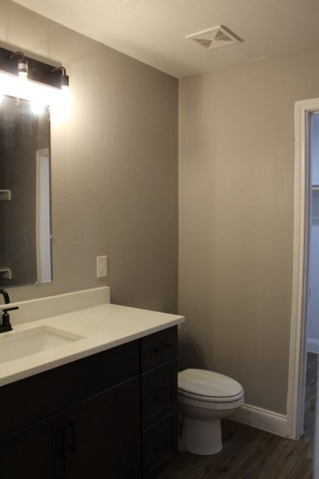 Building Photo - Beautiful 3 Bedroom / 2 Bath Home with Garage & Fenced Yard