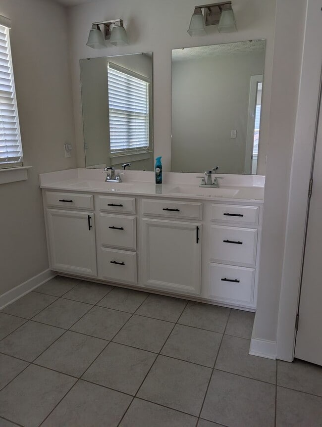 Building Photo - Spacious 4-bedroom, 3.5-bath home in Tipp City, OH