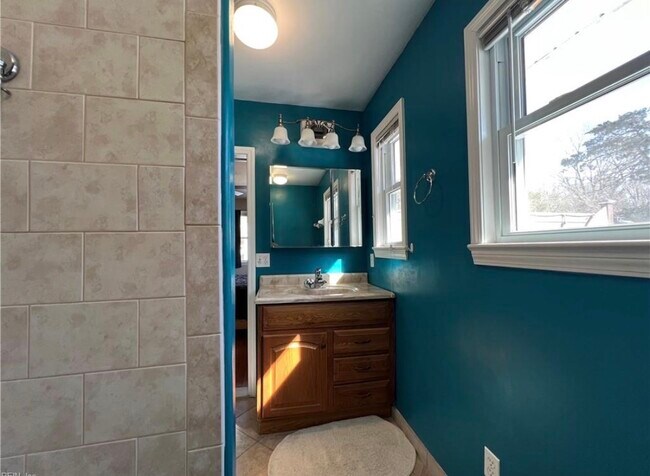 Building Photo - 2233 Paris St