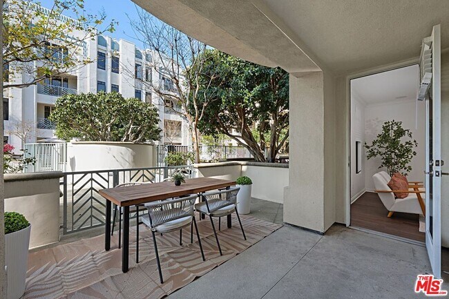 Building Photo - 5625 Crescent Prk W