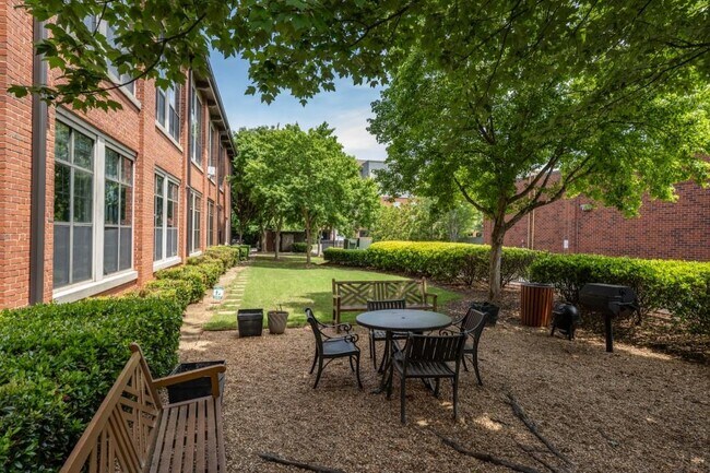 Building Photo - 1261 Caroline St NE