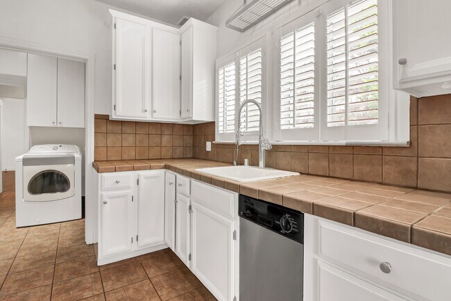 Building Photo - 123 N La Jolla Ave