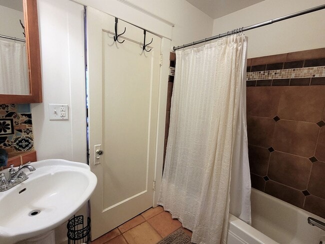 Building Photo - Charming Bungalow In the Heart of Downtown, Furnished 2 Bedroom/1 Bath.