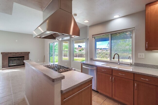 Building Photo - **Available Now*** Encinitas,  4 bedroom, 2.5 bathroom with 2 car garage***