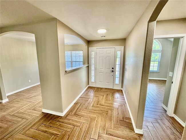 Building Photo - 6 Roessler Ln
