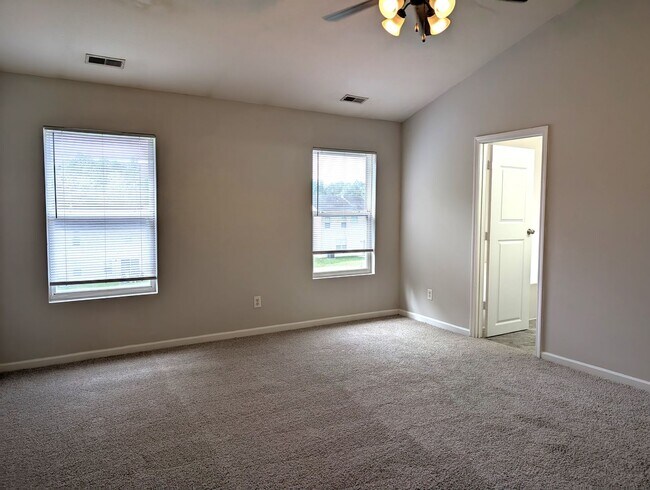Building Photo - Pristine home located in the Pinebrook Com...