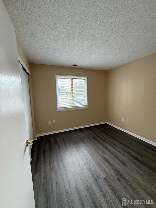 Building Photo - 5205 Ravens Crest Dr