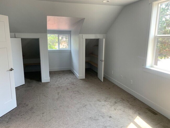 Building Photo - 3 Bed/2.5 Bath Single Family Home in NE Bend