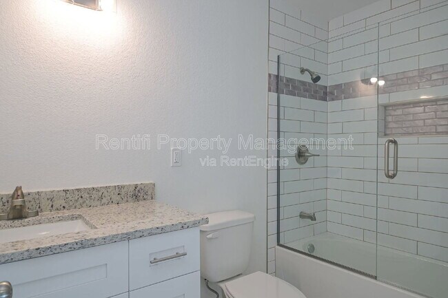 Building Photo - 1322 Miramar St