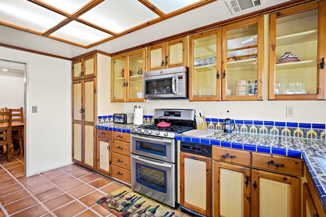 Building Photo - Spacious Two Bedroom Condo in Gated Commun...