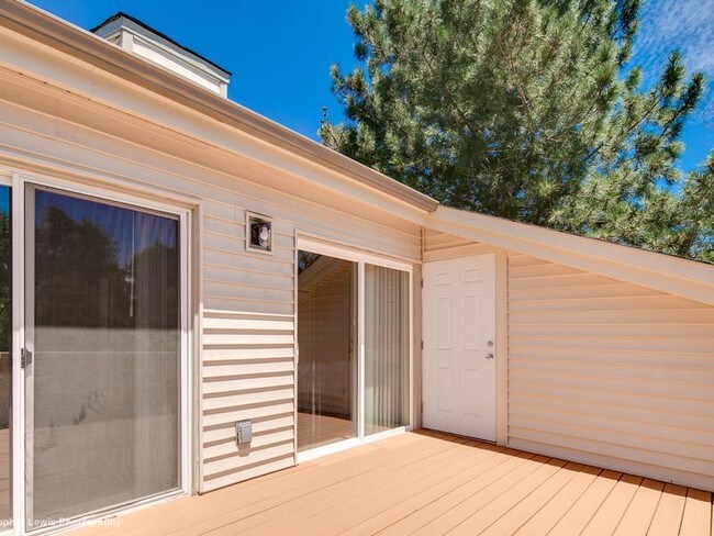 Building Photo - 1140 Poplar Ave