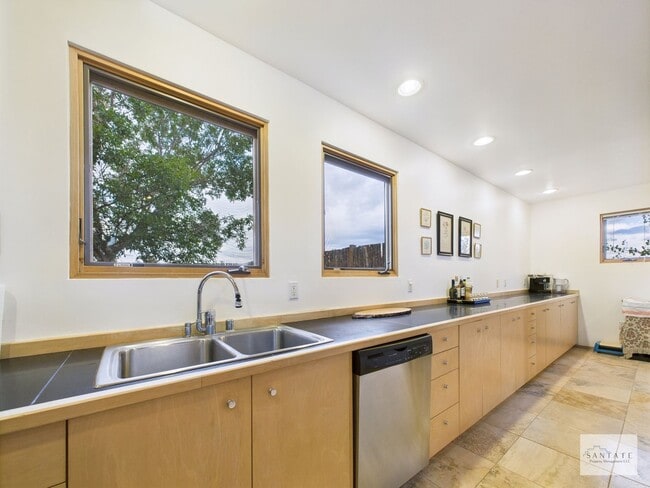 Building Photo - Stylish Home in Eldorado | Furnished or Un...